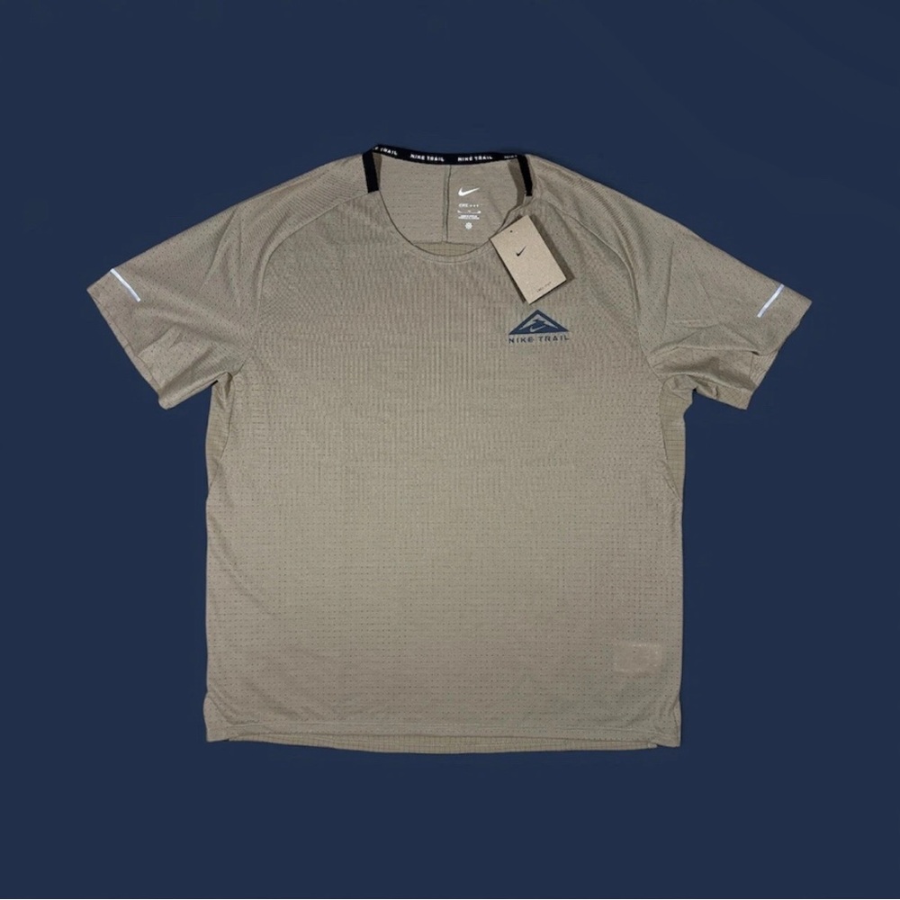 Nike Trail Dri-FIT Solar Chase Running Shirt Men Size M DV9305-247 Khaki